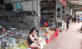 Tiểu thương làm bạn với điện thoại, chờ khách hàng