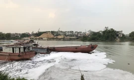 Ghê sợ dòng kênh đen sủi bọt đổ ra sông lớn ở Bắc Ninh