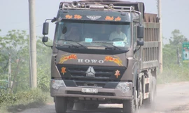 Xe tải trọng lớn ngang nhiên đi vào đường đê sông Hồng dù có biển cấm