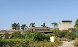 Hàng loạt nhà xưởng với ống khói được xây dựng trong khu dân cư