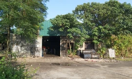 Cận cảnh nhà xưởng ô nhiễm bủa vây trường học, khu dân cư ở Hà Nội