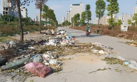Rác tràn ngập lòng đường trong KĐT Văn Khê