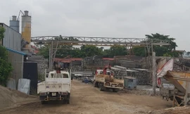 Ai 'chống lưng' cho trạm trộn bê tông, bãi cát dọc sông Hồng?