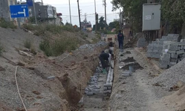 Sửa chữa con đường nhằng nhịt 'ổ trâu' giữa Thủ đô