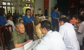 Đội ngũ bác sỹ trẻ Bệnh viện Nhiệt đới Trung ương nhiệt tình tư vấn, thăm khám cho các thương bệnh binh