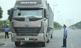 Ẩn họa từ việc 'hô biến' container thành xe ben phá đường