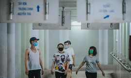 Rất đông người dân đi bộ, tập thể dục dưới hầm đi bộ Ngã Tư Sở