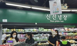 Người Hàn Quốc mua sắm ở siêu thị tại tòa nhà Keangnam (quận Nam Từ Liêm) 