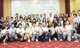 Các chuyên gia, thành viên của dự án “Thanh niên vì Môi trường” chụp ảnh lưu niệm