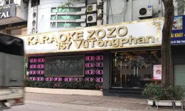 Quán karaoke ở 32 Hồ Đền Lừ vẫn hoạt động.