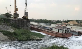 Nước đen, nổi bọt từ kênh Tào Khê chảy ra sông Cầu