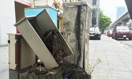Tổ hợp 3 tủ điện nhếch nhác, có cái bị bung nắp trên phố Nguyễn Trãi.