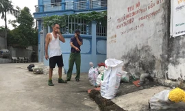 Rác chất đống khắp đường làng, ngõ xóm tại xã Tuy Lai