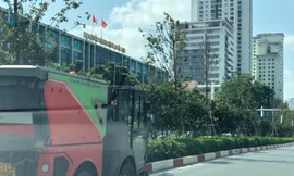 Hà Nội bụi mù trời, người dân tha thiết đề nghị rửa đường