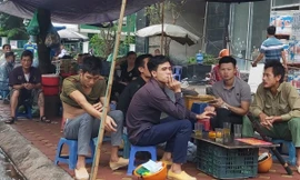 Quán trà đá tại ngã tư đường Ngụy Như Kon Tum - Lê Văn Thiêm đông kín khách sáng 8/8