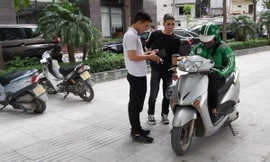 Shipper vừa giao hàng vừa nơm nớp lo nhiễm COVID-19