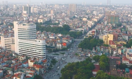 Hàng loạt cao ốc thi nhau mọc lên như nấm tại các nút giao thông trong nội thành Hà Nội Ảnh: Hồng Vĩnh