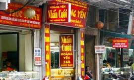 NHNN đang dự thảo những điều kiện rất ngặt nghèo về kinh doanh vàng miếng. Ảnh: Hồng Vĩnh