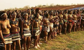 Lễ hội múa sậy được tổ chức hàng năm nhằm tôn vinh trinh tiết và tình đoàn kết