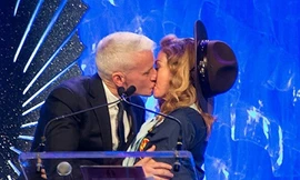 Madonna lại gây sốc khi ‘khóa môi’ đồng nghiệp