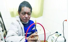 Người đàn ông nghèo suy thận tự chế máy lọc máu