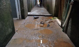 Bùn đất tràn vào nhà dân sau sự cố. Ảnh: Nguyễn Hoàn