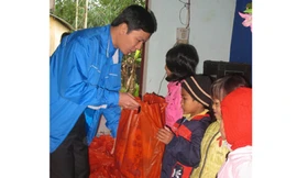Tặng quà Tết cho trẻ em vùng cao