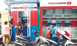 Nhiều người thu nhập thấp vẫn còn băn khoăn sau miễn thuế Ảnh: Hồng Vĩnh