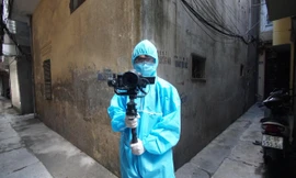 Học theo y bác sĩ tuyến đầu cạo trọc tóc, chàng phóng viên nhận biểu cảm bất ngờ từ bố mẹ