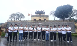 Đoàn đại biểu Gương mặt trẻ tham quan, tìm hiểu lịch sử tại Hoàng thành Thăng Long