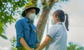 Bộ ảnh cưới đặc biệt của cặp đôi 9x cùng nhau đi tình nguyện chống dịch