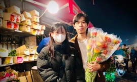 Giới trẻ nhộn nhịp đi chợ hoa đêm trước ngày Quốc tế Phụ nữ 8/3