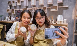 Giới trẻ Hà Nội say mê tự tay vẽ hộp bánh trung thu bằng gốm 