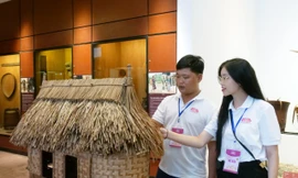 Đại biểu trẻ trải nghiệm nét đẹp văn hóa 54 dân tộc anh em