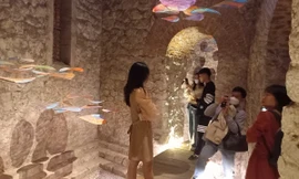 Bạn trẻ xếp hàng trải nghiệm không gian nghệ thuật bên trong công trình trăm tuổi ở Hà Nội