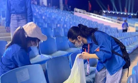 Bạn trẻ tình nguyện dọn rác tại SEA Games 31
