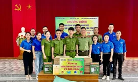 Trao tặng công trình Ánh sáng vùng cao cho bà con khó khăn ở Yên Bái