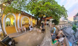 Giới trẻ rủ nhau check in tại quán cà phê đường tàu mới xuất hiện ở ga Long Biên