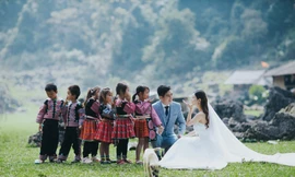 Chàng trung úy trẻ chụp ảnh cưới ý nghĩa bên các em nhỏ vùng cao