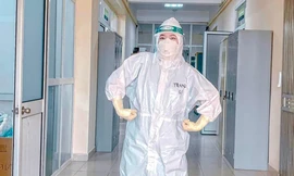 Cộng đồng mạng thích thú với điệu nhảy ngẫu hứng của nữ y tá trong thang máy