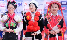 Người mẫu nhí trình diễn trang phục dân tộc nơi địa đầu Tổ quốc
