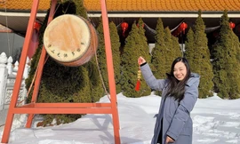 Nữ du học sinh Việt chia sẻ cảm xúc khi đón Tết xa nhà, dạy bạn học gói bánh chưng