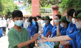 Thanh niên tình nguyện chạy xe ôm miễn phí, đội nắng tiếp sức sĩ tử