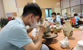 Về làng gốm Chu Đậu xem truyền nhân trẻ giữ gìn bản sắc