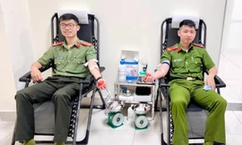 Hai chiến sĩ công an Sơn La hiến máu cứu bệnh nhân nguy kịch 
