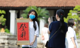 Bạn trẻ nô nức đến Văn Miếu xin chữ, cầu may trước kỳ thi THPT