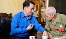 Bí thư T.Ư Đoàn Ngô Văn Cương thăm, tặng quà các chiến sĩ Điện Biên