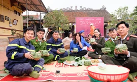 Chiến sĩ công an gói bánh chưng tặng bệnh nhân, gia đình khó khăn