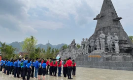 Hành trình Tôi yêu Tổ quốc tôi dâng hoa tại Tượng đài Bác Hồ với nhân dân các dân tộc tỉnh Lai Châu