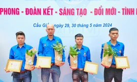 Trao Huy hiệu Tuổi trẻ dũng cảm tặng 4 thanh niên đập tường cứu người trong vụ cháy ở Trung Kính